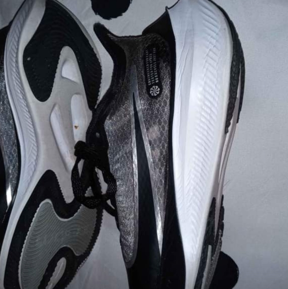 Nike - Picture 3 of 3